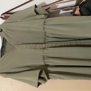 Beautiful green doll dress! Never worn ! Perfecto conditions!!